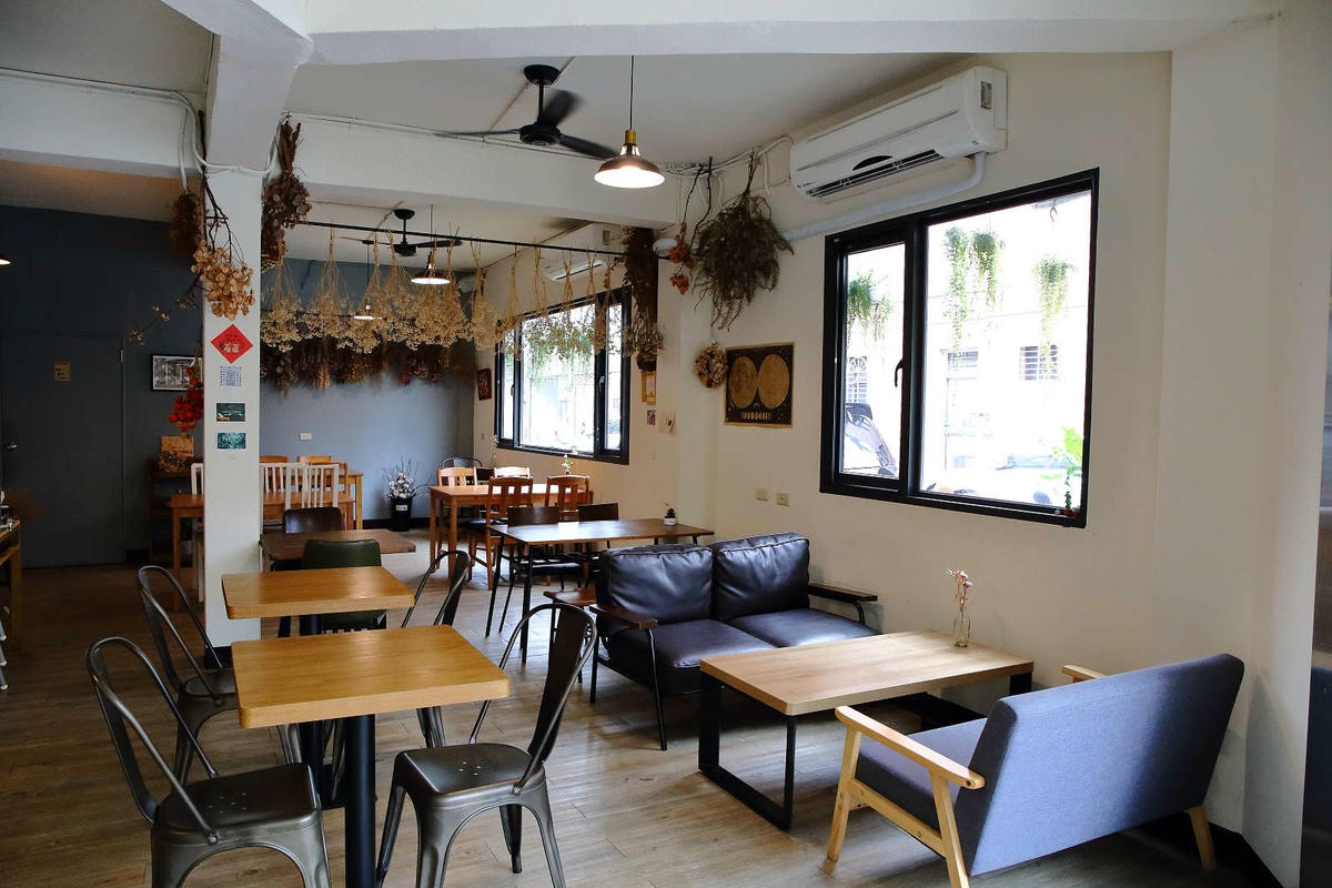 【食。桃園】煦煦早午餐〜被乾燥花包圍的網美早午餐,輕食手作餐點可口好吃,帶著毛小孩來約會吧!