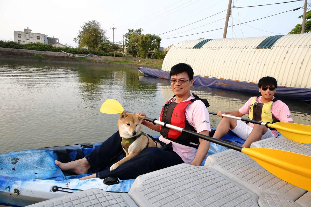 【宿。台南】四草舟屋〜台南寵物友善民宿,露營、划獨木舟、釣魚,帶著毛小孩來去住一晚!