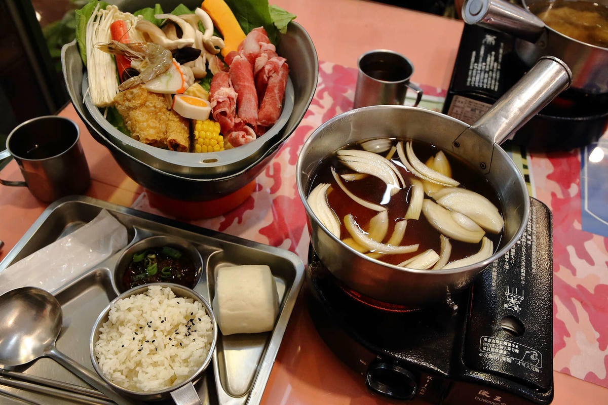 【食。台南】一七二營本部連軍事主題餐廳〜台南安平特色餐廳,戴鋼盔吃火鍋,軍事餐廳讓你體驗當兵的感覺,男人最珍貴的軍旅回憶!(已歇業)