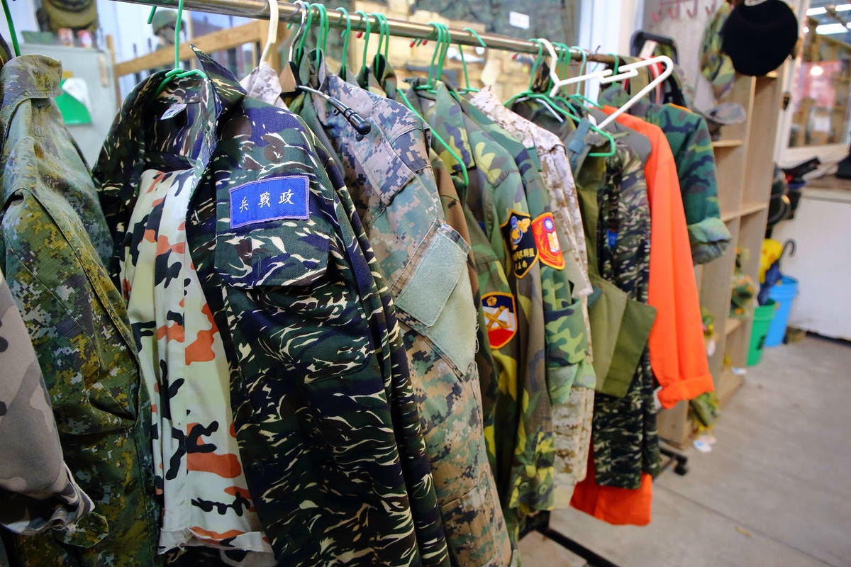 【食。台南】一七二營本部連軍事主題餐廳〜台南安平特色餐廳,戴鋼盔吃火鍋,軍事餐廳讓你體驗當兵的感覺,男人最珍貴的軍旅回憶!(已歇業)