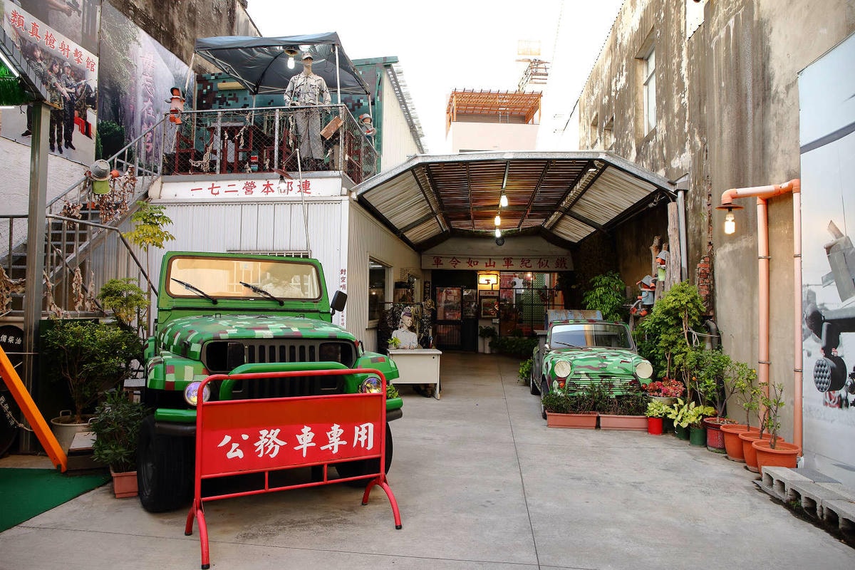 【食。台南】一七二營本部連軍事主題餐廳〜台南安平特色餐廳,戴鋼盔吃火鍋,軍事餐廳讓你體驗當兵的感覺,男人最珍貴的軍旅回憶!(已歇業)