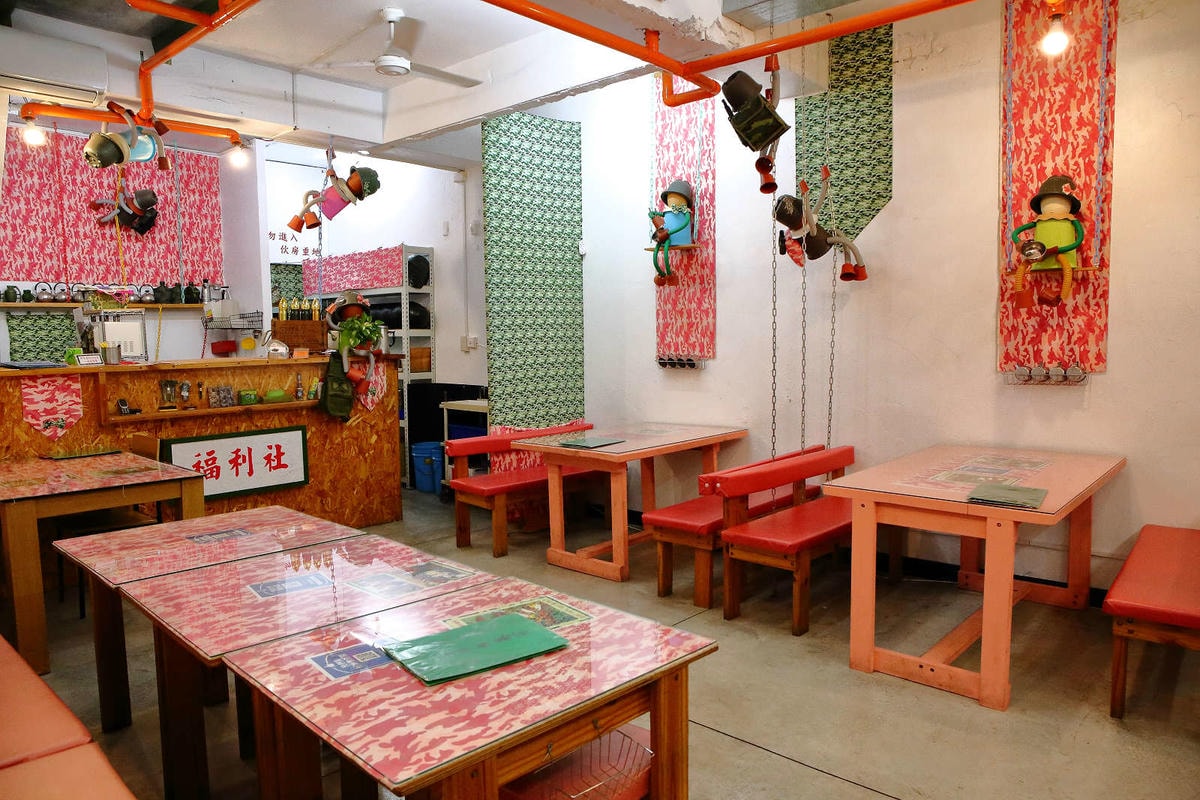 【食。台南】一七二營本部連軍事主題餐廳〜台南安平特色餐廳,戴鋼盔吃火鍋,軍事餐廳讓你體驗當兵的感覺,男人最珍貴的軍旅回憶!(已歇業)