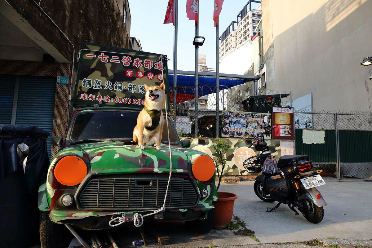 【食。台南】一七二營本部連軍事主題餐廳〜台南安平特色餐廳,戴鋼盔吃火鍋,軍事餐廳讓你體驗當兵的感覺,男人最珍貴的軍旅回憶!(已歇業)