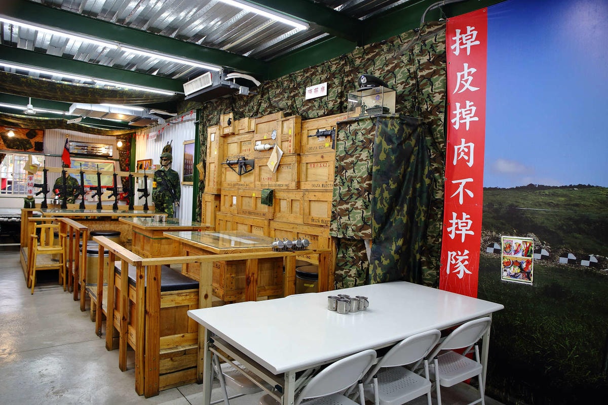 【食。台南】一七二營本部連軍事主題餐廳〜台南安平特色餐廳,戴鋼盔吃火鍋,軍事餐廳讓你體驗當兵的感覺,男人最珍貴的軍旅回憶!(已歇業)