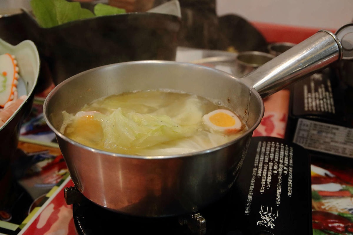 【食。台南】一七二營本部連軍事主題餐廳〜台南安平特色餐廳,戴鋼盔吃火鍋,軍事餐廳讓你體驗當兵的感覺,男人最珍貴的軍旅回憶!(已歇業)