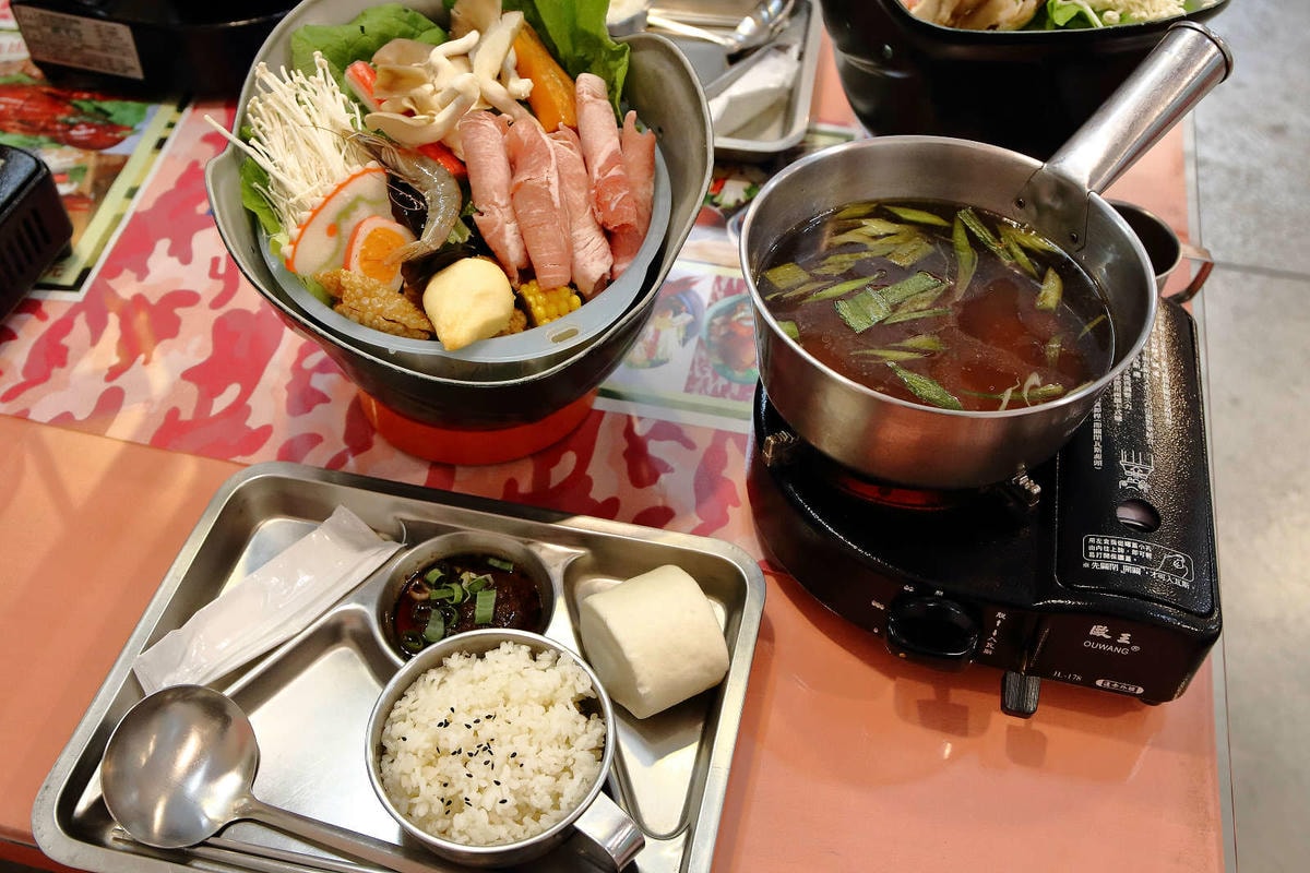 【食。台南】一七二營本部連軍事主題餐廳〜台南安平特色餐廳,戴鋼盔吃火鍋,軍事餐廳讓你體驗當兵的感覺,男人最珍貴的軍旅回憶!(已歇業)