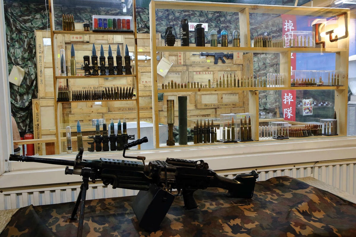 【食。台南】一七二營本部連軍事主題餐廳〜台南安平特色餐廳,戴鋼盔吃火鍋,軍事餐廳讓你體驗當兵的感覺,男人最珍貴的軍旅回憶!(已歇業)