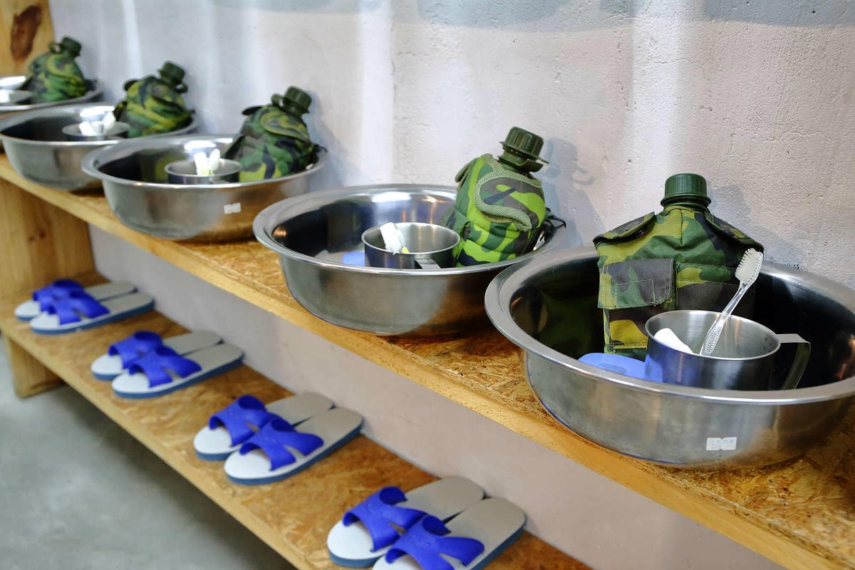 【食。台南】一七二營本部連軍事主題餐廳〜台南安平特色餐廳,戴鋼盔吃火鍋,軍事餐廳讓你體驗當兵的感覺,男人最珍貴的軍旅回憶!(已歇業)