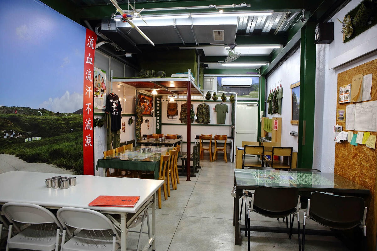 【食。台南】一七二營本部連軍事主題餐廳〜台南安平特色餐廳,戴鋼盔吃火鍋,軍事餐廳讓你體驗當兵的感覺,男人最珍貴的軍旅回憶!(已歇業)