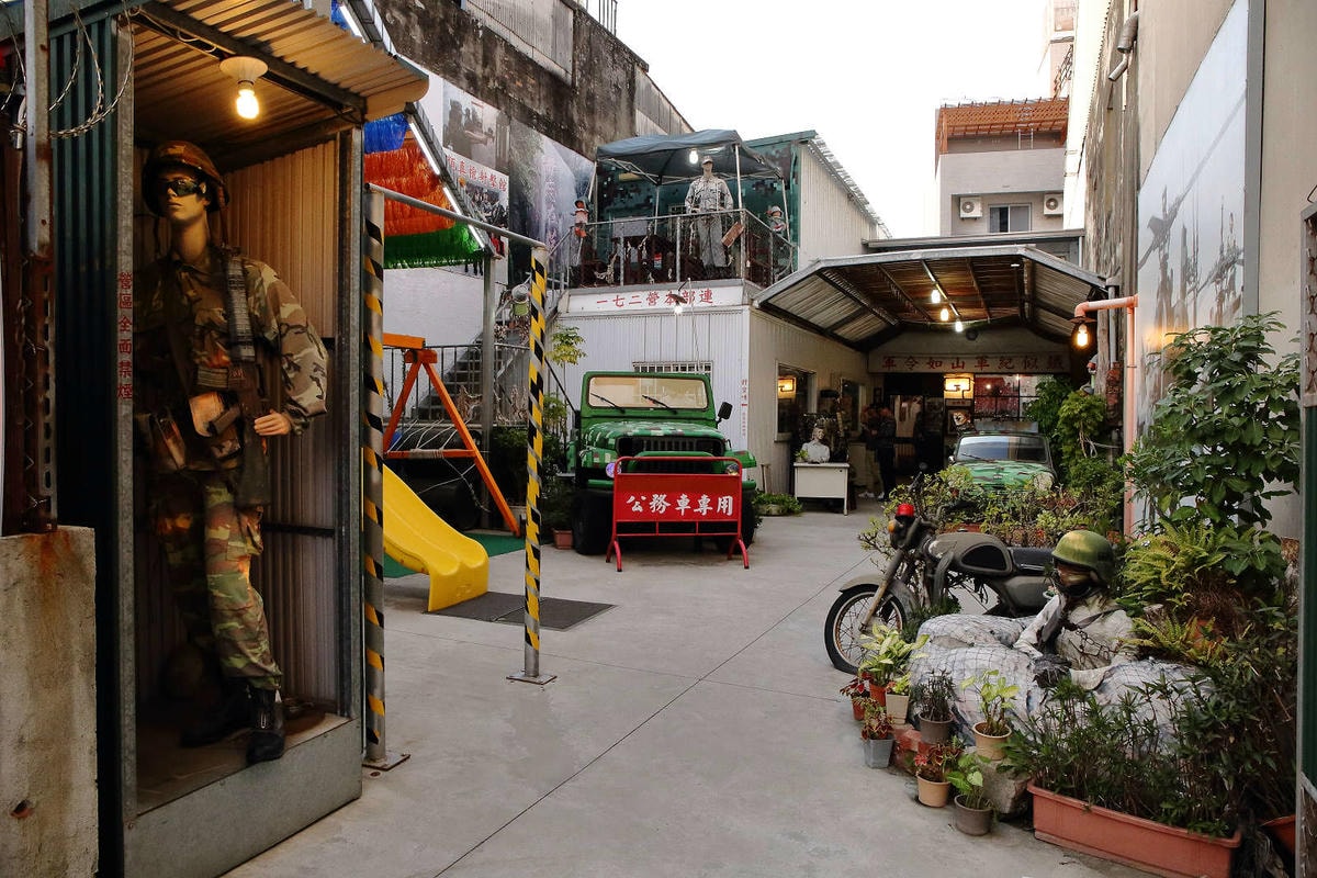 【食。台南】一七二營本部連軍事主題餐廳〜台南安平特色餐廳,戴鋼盔吃火鍋,軍事餐廳讓你體驗當兵的感覺,男人最珍貴的軍旅回憶!(已歇業)