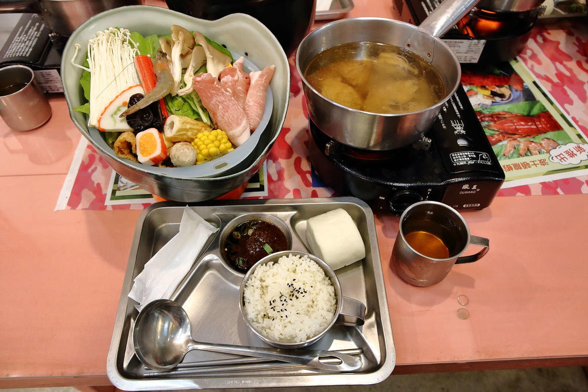 【食。台南】一七二營本部連軍事主題餐廳〜台南安平特色餐廳,戴鋼盔吃火鍋,軍事餐廳讓你體驗當兵的感覺,男人最珍貴的軍旅回憶!(已歇業)