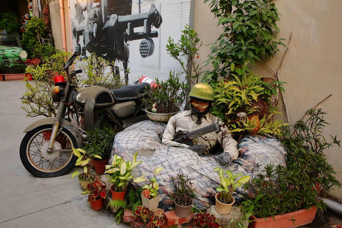 【食。台南】一七二營本部連軍事主題餐廳〜台南安平特色餐廳,戴鋼盔吃火鍋,軍事餐廳讓你體驗當兵的感覺,男人最珍貴的軍旅回憶!(已歇業)