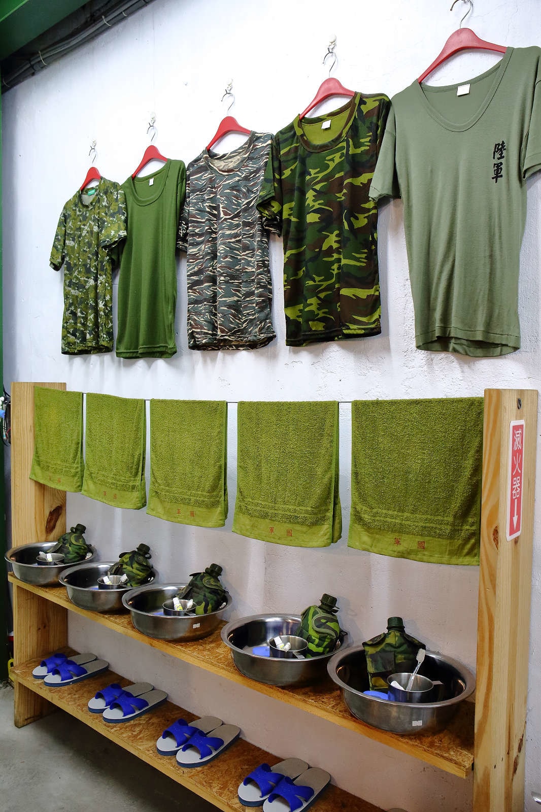 【食。台南】一七二營本部連軍事主題餐廳〜台南安平特色餐廳,戴鋼盔吃火鍋,軍事餐廳讓你體驗當兵的感覺,男人最珍貴的軍旅回憶!(已歇業)