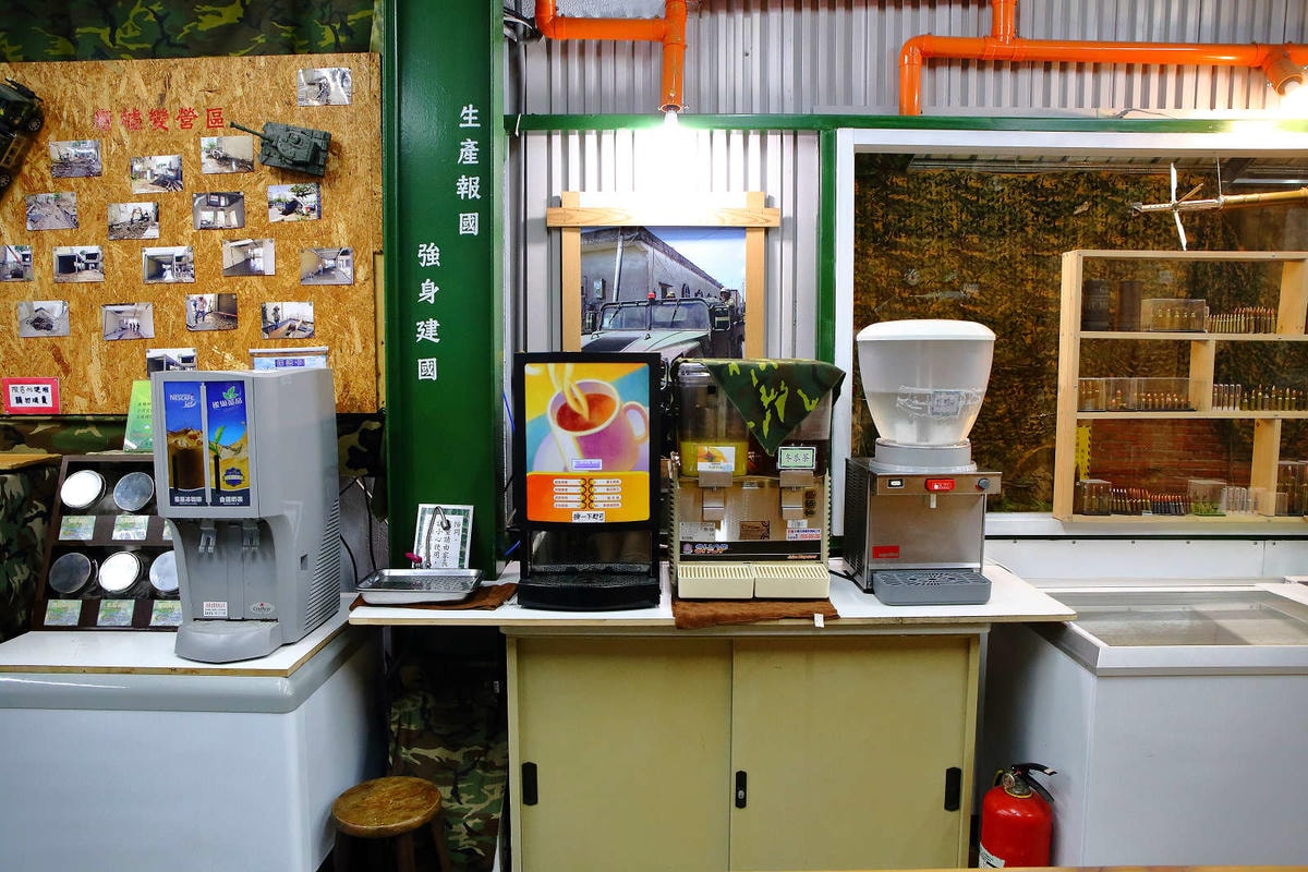 【食。台南】一七二營本部連軍事主題餐廳〜台南安平特色餐廳,戴鋼盔吃火鍋,軍事餐廳讓你體驗當兵的感覺,男人最珍貴的軍旅回憶!(已歇業)