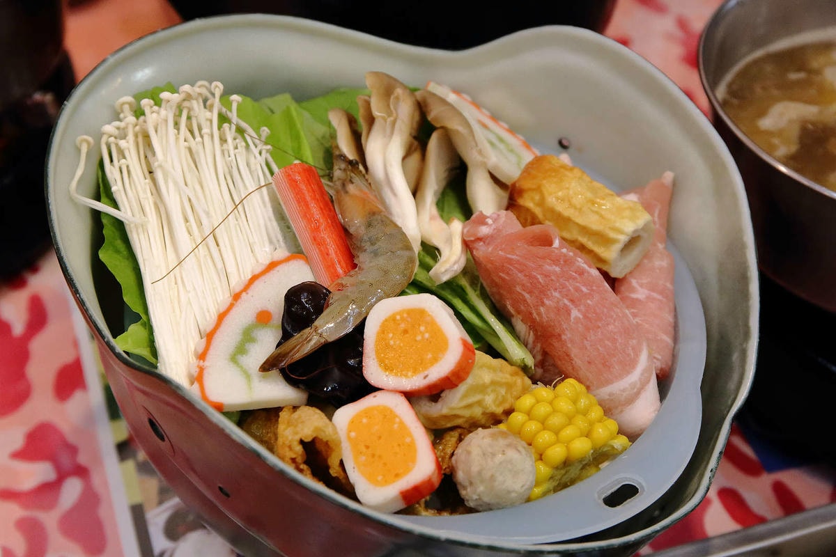 【食。台南】一七二營本部連軍事主題餐廳〜台南安平特色餐廳,戴鋼盔吃火鍋,軍事餐廳讓你體驗當兵的感覺,男人最珍貴的軍旅回憶!(已歇業)