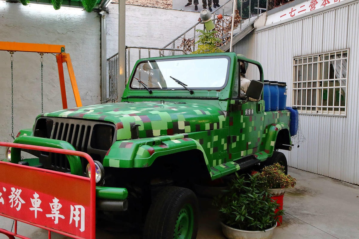 【食。台南】一七二營本部連軍事主題餐廳〜台南安平特色餐廳,戴鋼盔吃火鍋,軍事餐廳讓你體驗當兵的感覺,男人最珍貴的軍旅回憶!(已歇業)