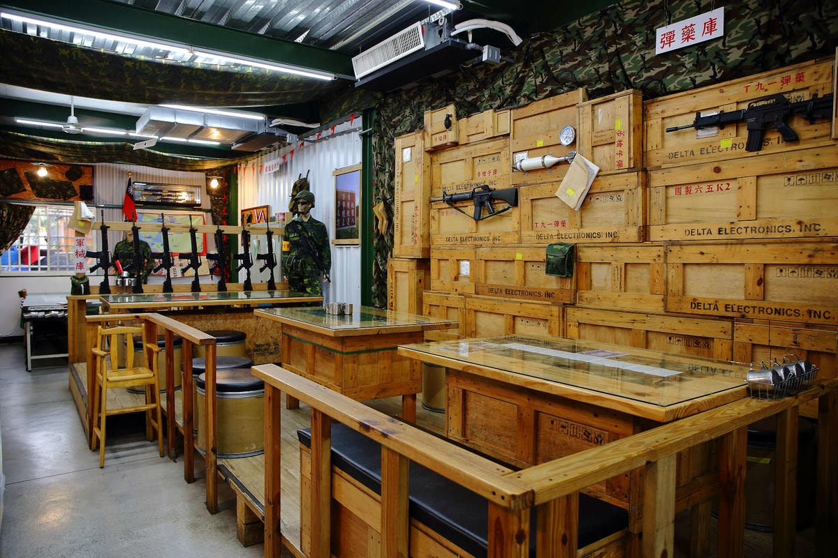 【食。台南】一七二營本部連軍事主題餐廳〜台南安平特色餐廳,戴鋼盔吃火鍋,軍事餐廳讓你體驗當兵的感覺,男人最珍貴的軍旅回憶!(已歇業)