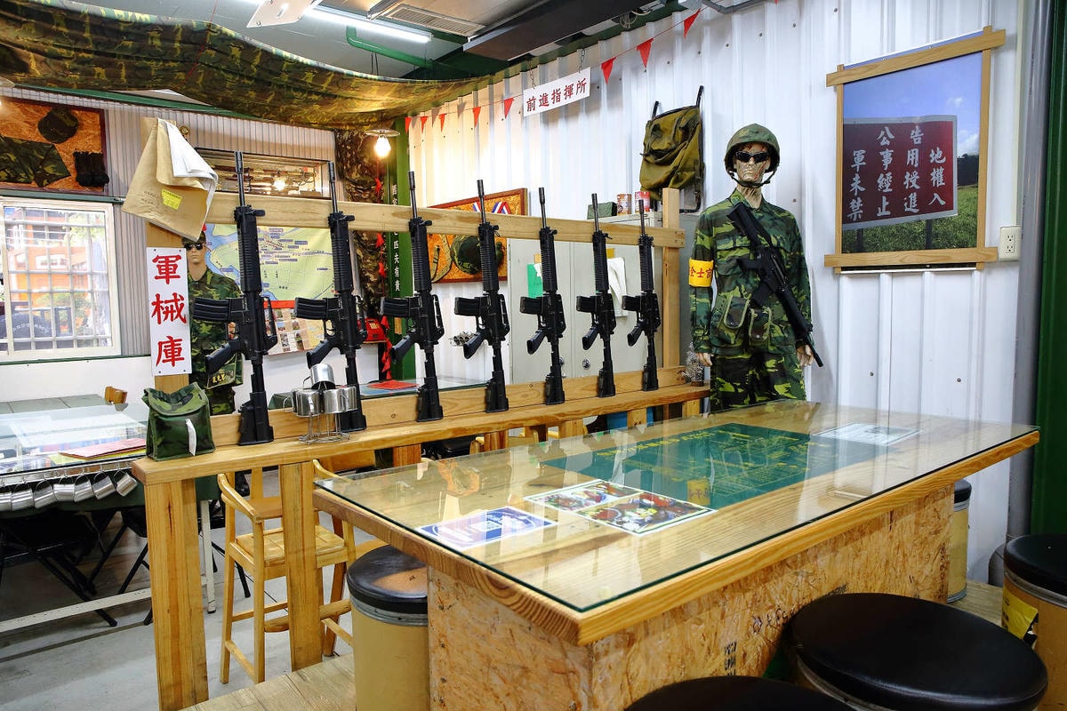 【食。台南】一七二營本部連軍事主題餐廳〜台南安平特色餐廳,戴鋼盔吃火鍋,軍事餐廳讓你體驗當兵的感覺,男人最珍貴的軍旅回憶!(已歇業)