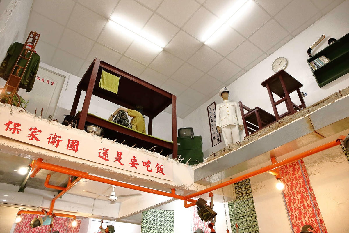 【食。台南】一七二營本部連軍事主題餐廳〜台南安平特色餐廳,戴鋼盔吃火鍋,軍事餐廳讓你體驗當兵的感覺,男人最珍貴的軍旅回憶!(已歇業)