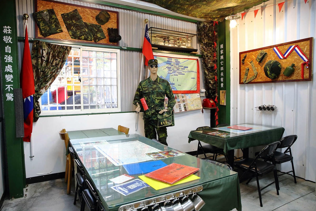 【食。台南】一七二營本部連軍事主題餐廳〜台南安平特色餐廳,戴鋼盔吃火鍋,軍事餐廳讓你體驗當兵的感覺,男人最珍貴的軍旅回憶!(已歇業)