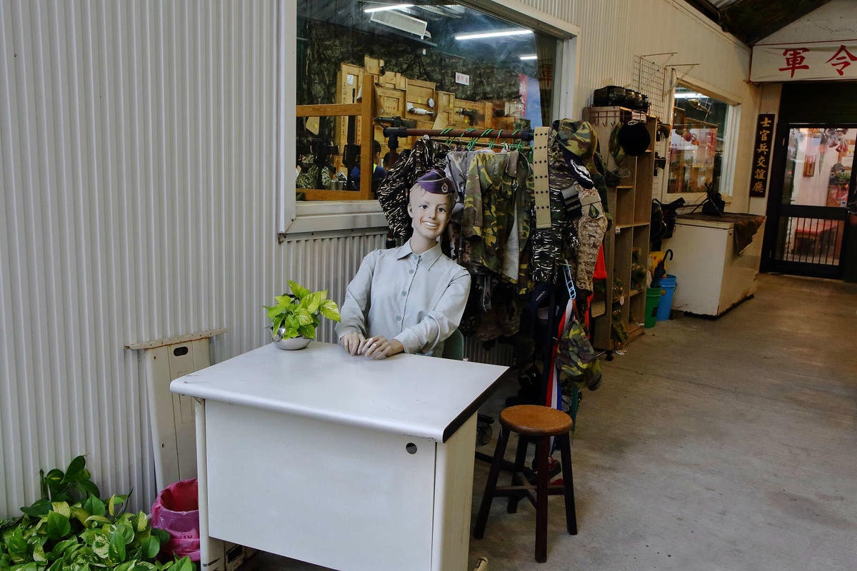 【食。台南】一七二營本部連軍事主題餐廳〜台南安平特色餐廳,戴鋼盔吃火鍋,軍事餐廳讓你體驗當兵的感覺,男人最珍貴的軍旅回憶!(已歇業)