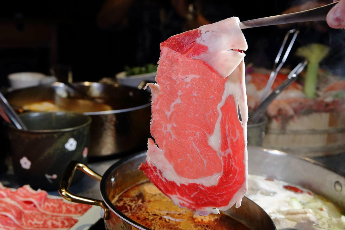 【食。台北】老撈麻辣火鍋〜饕級麻辣控的口袋名單！台北宵夜美食，吃麻辣鍋還能配熱炒，雙重享受，迸出新滋味！