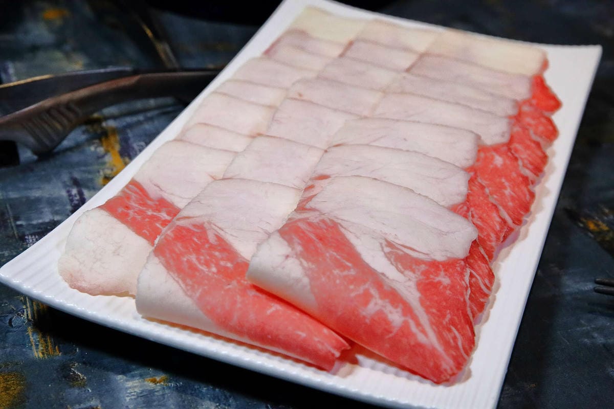 【食。台北】老撈麻辣火鍋〜饕級麻辣控的口袋名單！台北宵夜美食，吃麻辣鍋還能配熱炒，雙重享受，迸出新滋味！