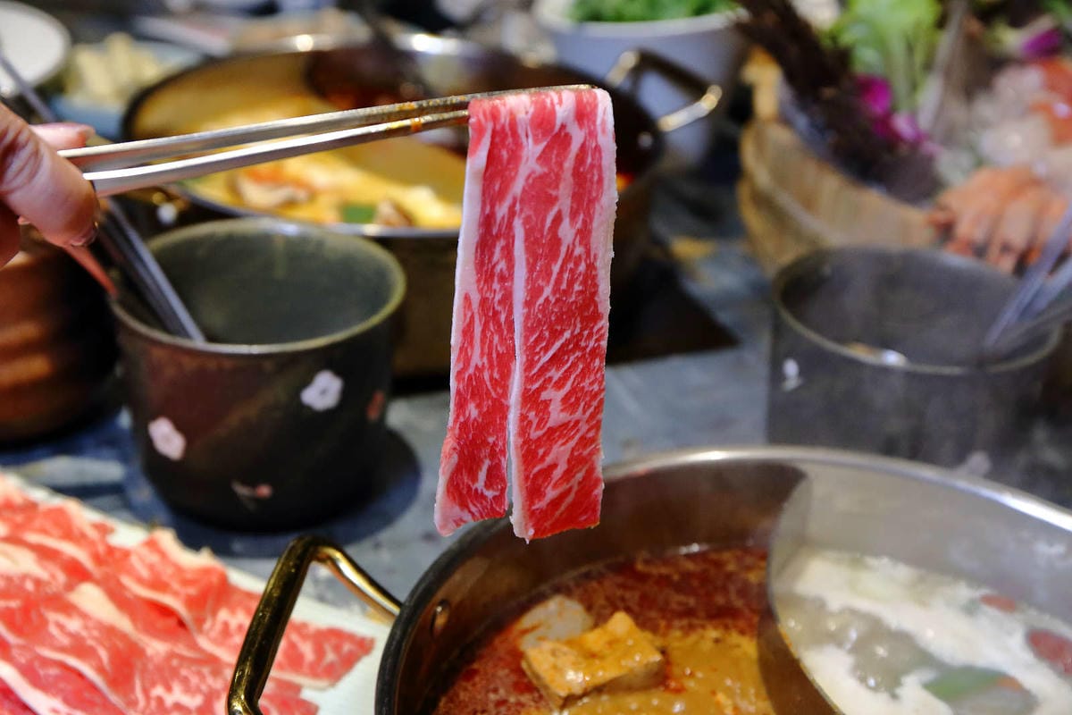 【食。台北】老撈麻辣火鍋〜饕級麻辣控的口袋名單！台北宵夜美食，吃麻辣鍋還能配熱炒，雙重享受，迸出新滋味！