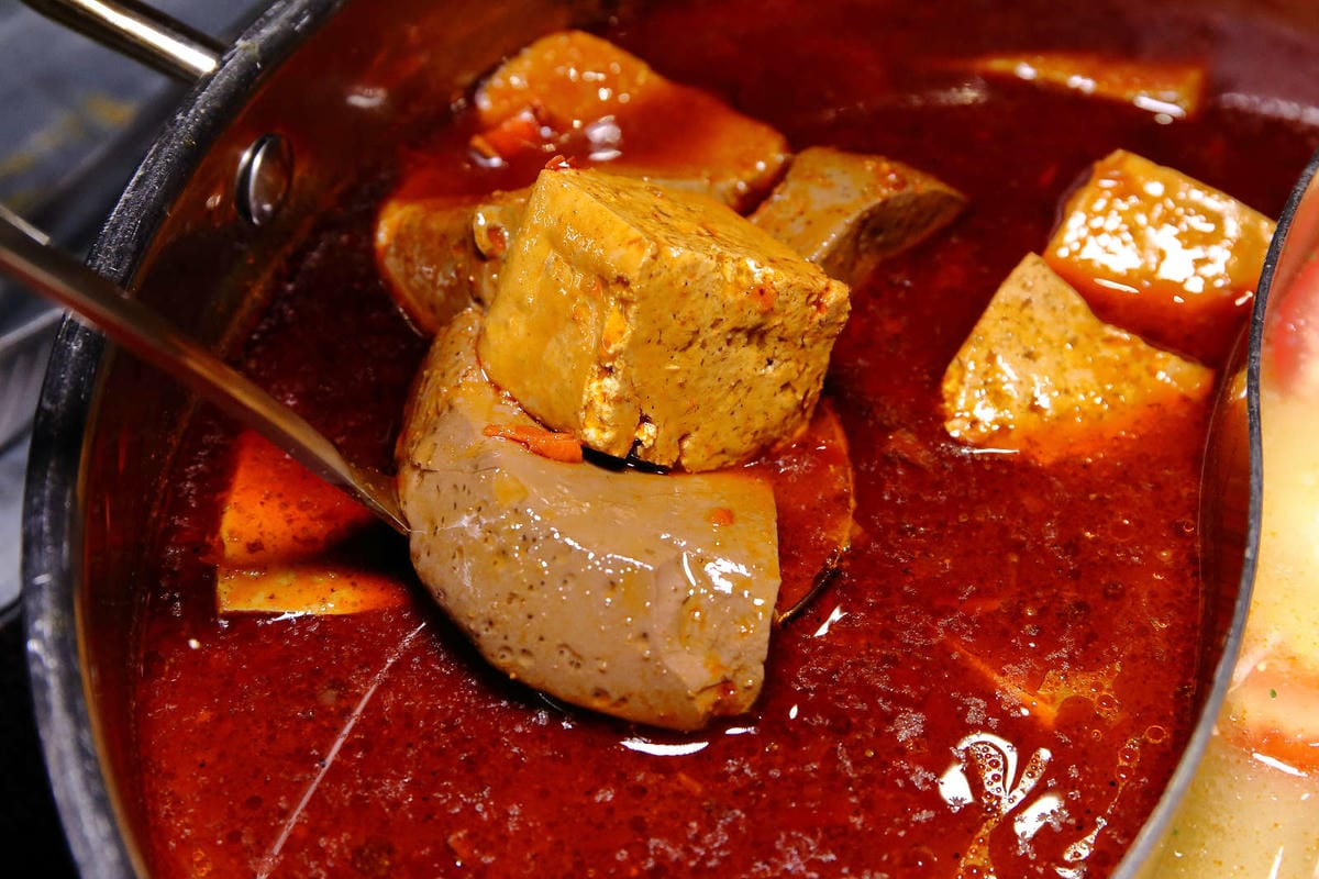 【食。台北】老撈麻辣火鍋〜饕級麻辣控的口袋名單！台北宵夜美食，吃麻辣鍋還能配熱炒，雙重享受，迸出新滋味！