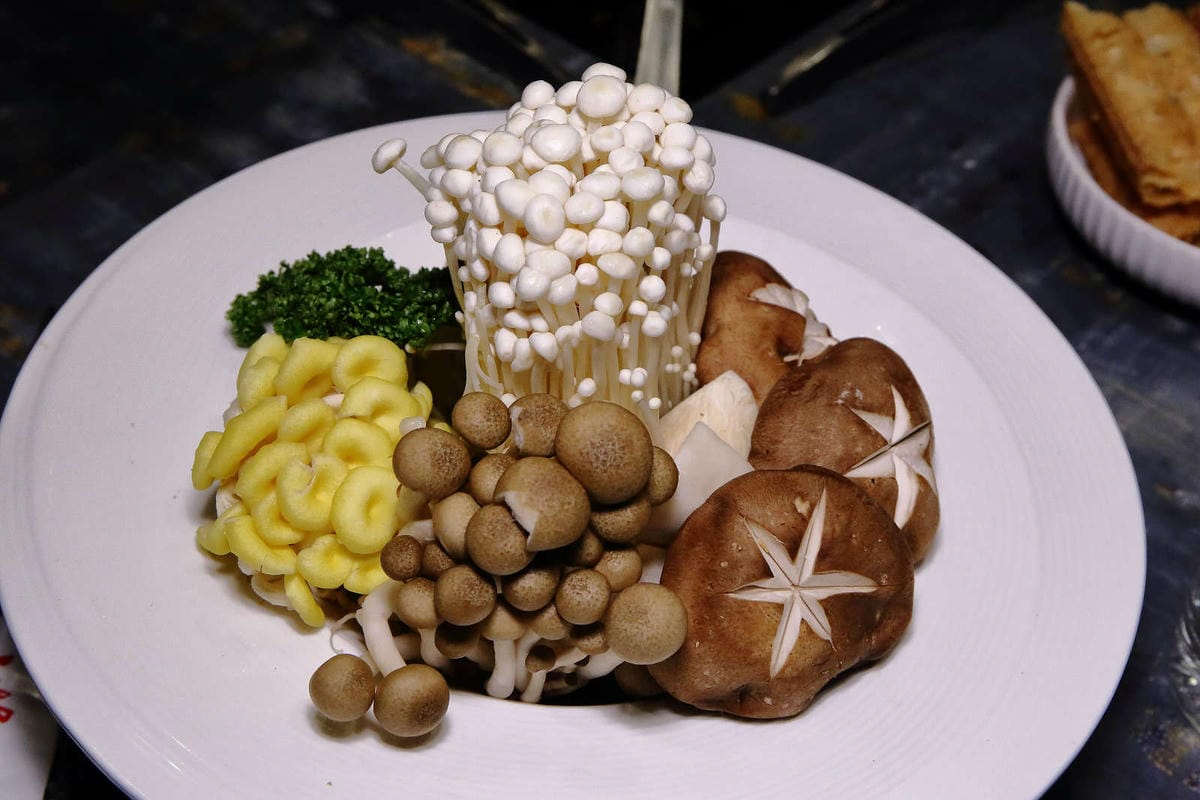 【食。台北】老撈麻辣火鍋〜饕級麻辣控的口袋名單！台北宵夜美食，吃麻辣鍋還能配熱炒，雙重享受，迸出新滋味！