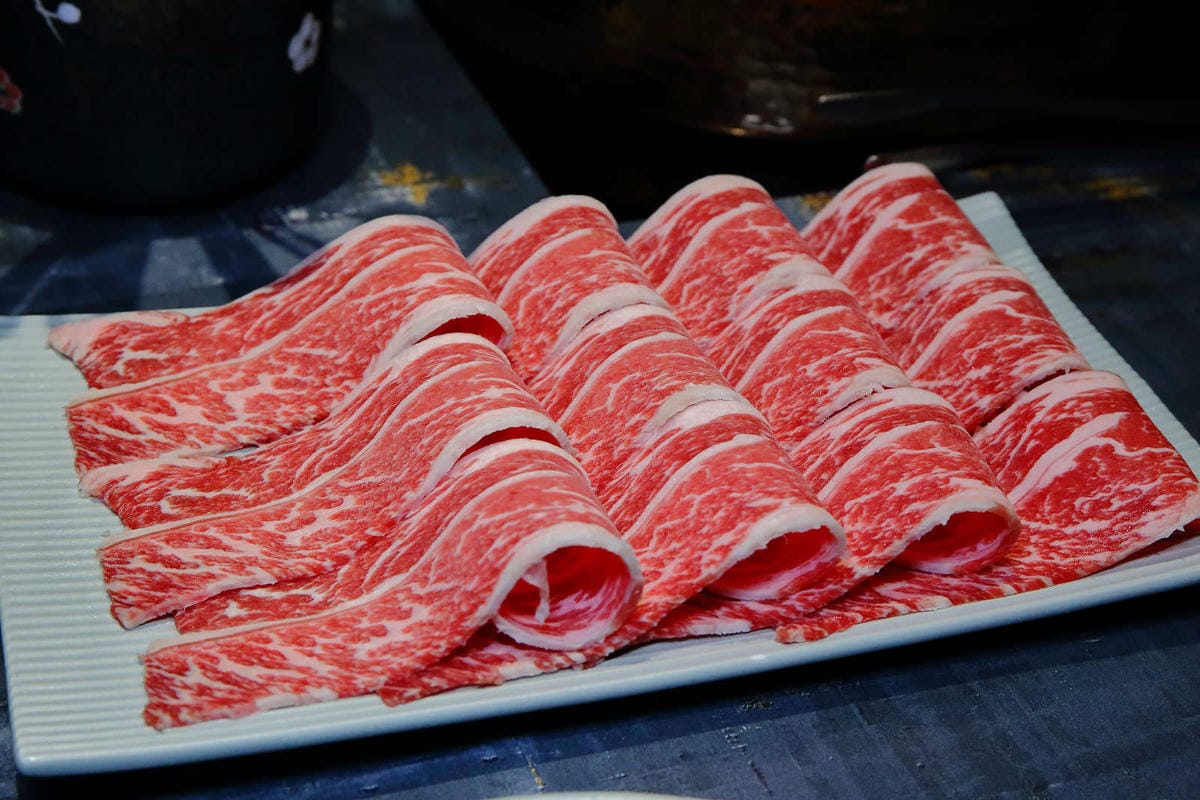 【食。台北】老撈麻辣火鍋〜饕級麻辣控的口袋名單！台北宵夜美食，吃麻辣鍋還能配熱炒，雙重享受，迸出新滋味！