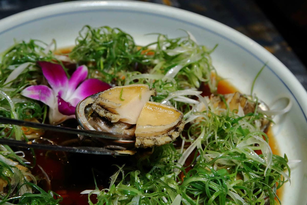 【食。台北】老撈麻辣火鍋〜饕級麻辣控的口袋名單！台北宵夜美食，吃麻辣鍋還能配熱炒，雙重享受，迸出新滋味！