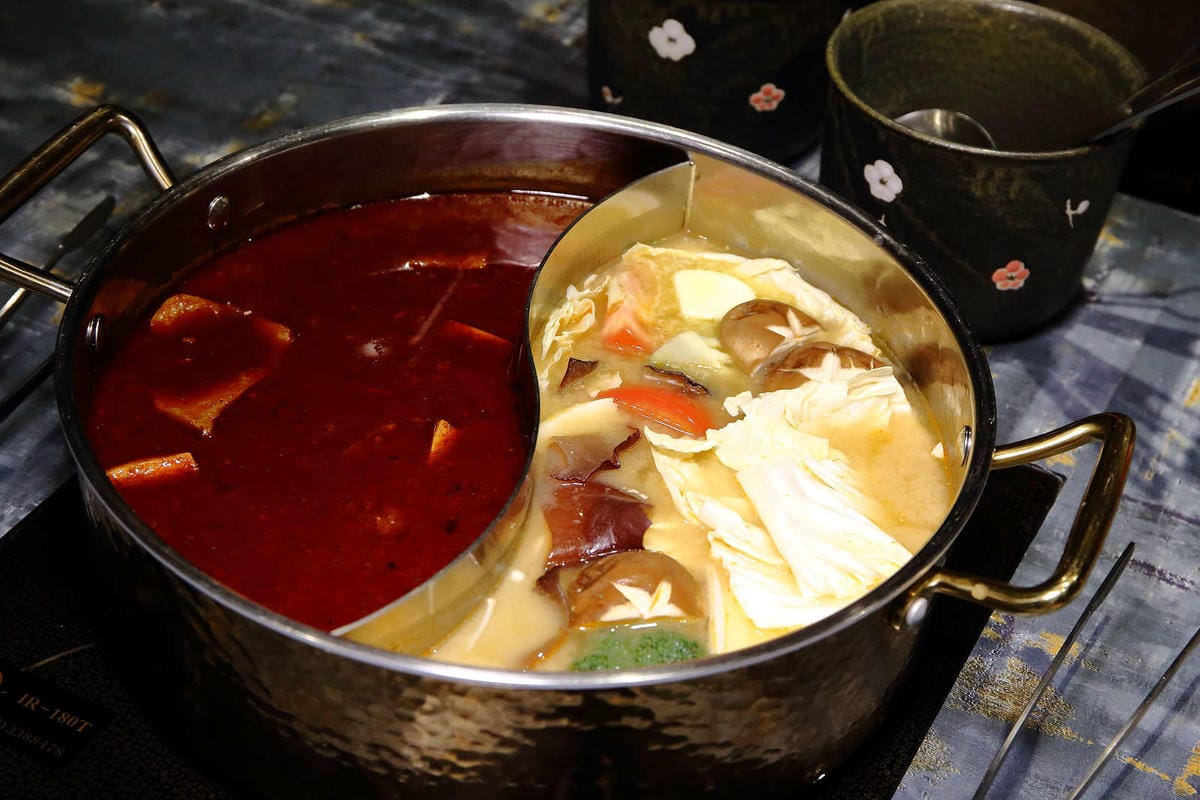 【食。台北】老撈麻辣火鍋〜饕級麻辣控的口袋名單！台北宵夜美食，吃麻辣鍋還能配熱炒，雙重享受，迸出新滋味！