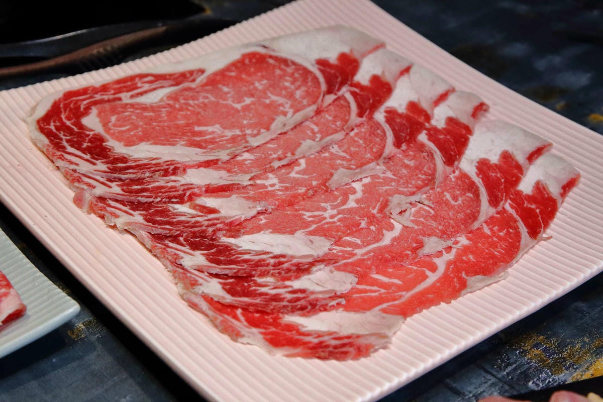 【食。台北】老撈麻辣火鍋〜饕級麻辣控的口袋名單！台北宵夜美食，吃麻辣鍋還能配熱炒，雙重享受，迸出新滋味！