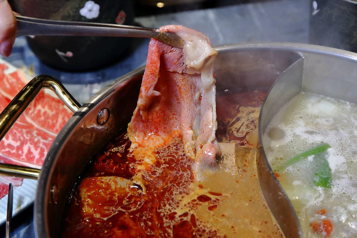 【食。台北】老撈麻辣火鍋〜饕級麻辣控的口袋名單！台北宵夜美食，吃麻辣鍋還能配熱炒，雙重享受，迸出新滋味！