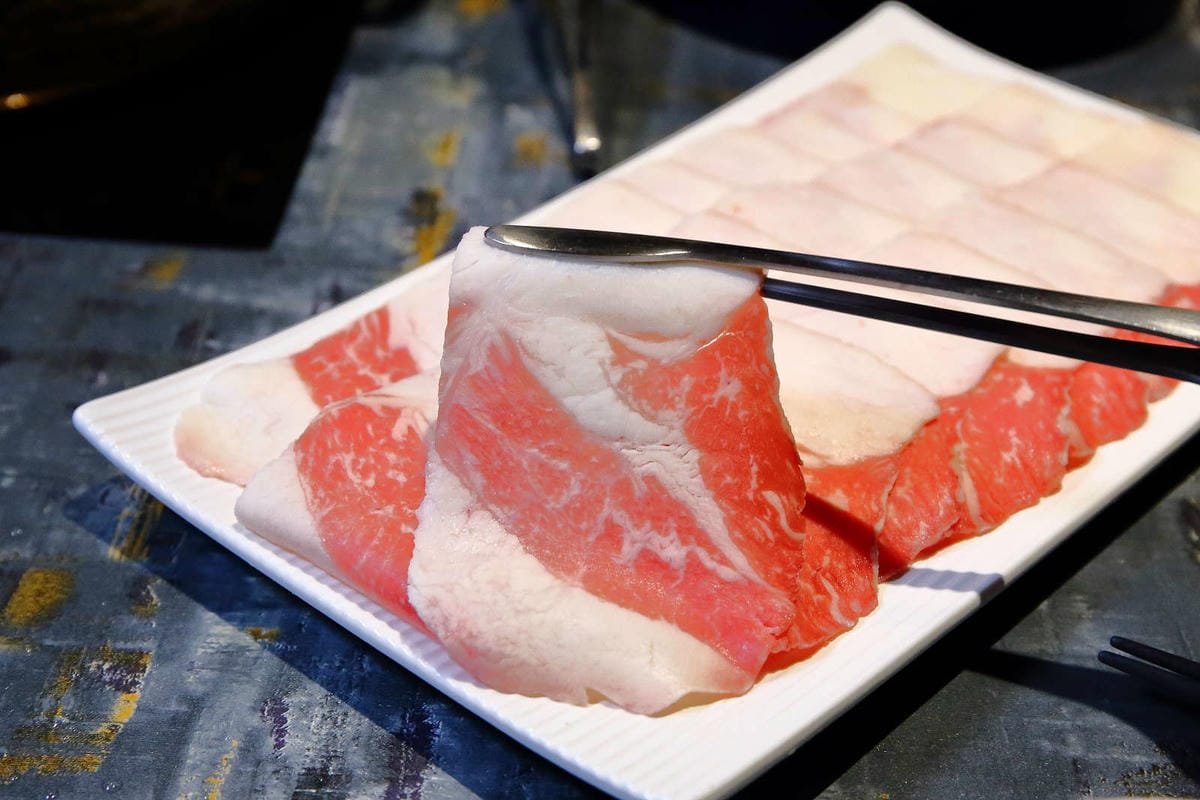【食。台北】老撈麻辣火鍋〜饕級麻辣控的口袋名單！台北宵夜美食，吃麻辣鍋還能配熱炒，雙重享受，迸出新滋味！