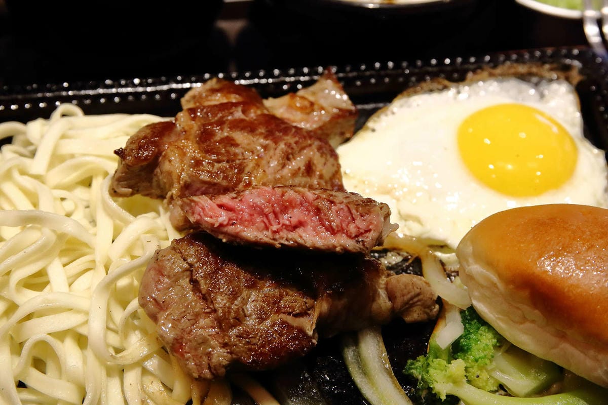 【食。台北】鉄火牛排 A11店〜平價牛排新食代！高檔食材平價享受，牛排套餐只要$280元起，附餐無限，老饕不能錯過高貴不貴的多汁牛排！
