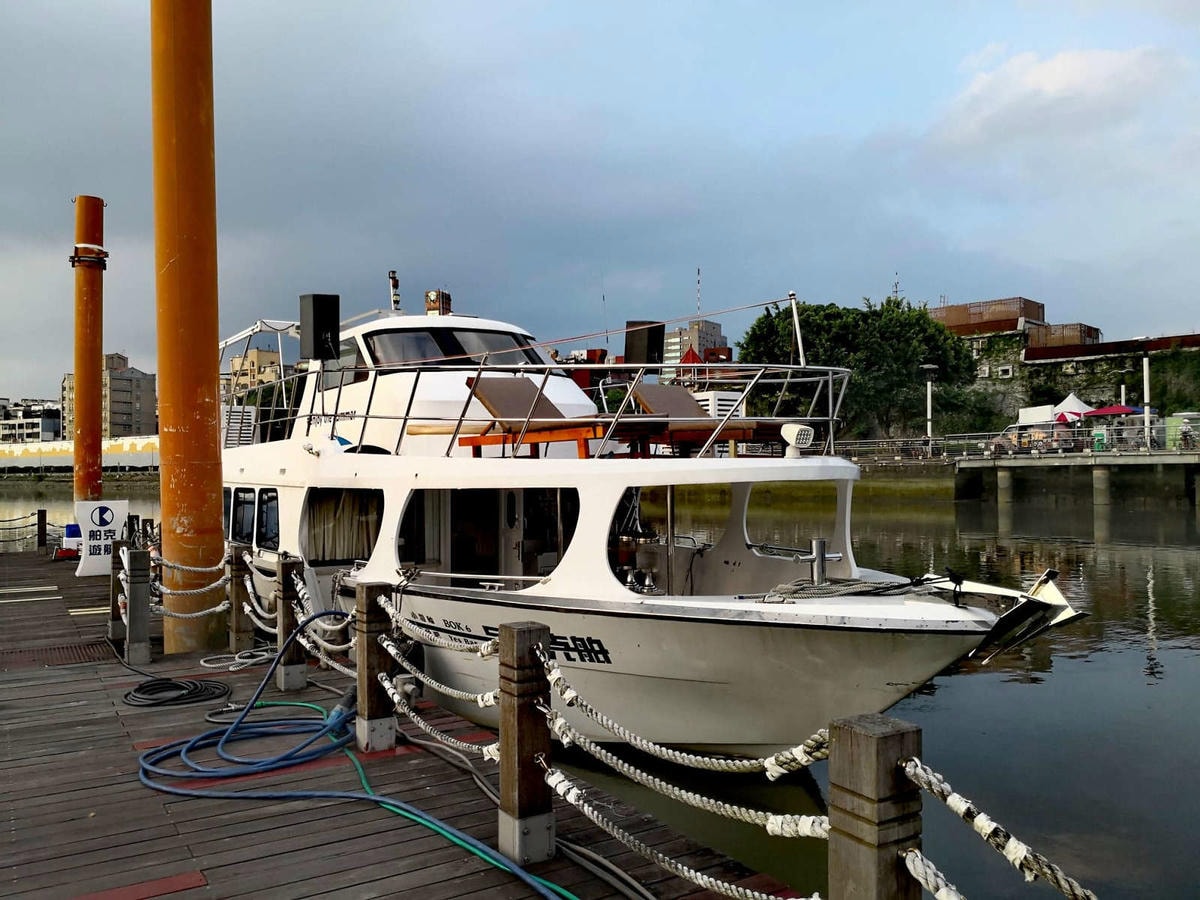 【遊。台北】BOK舶克遊艇派對〜大稻埕柴團遊艇趴,航程享受淡水河沿岸風光看夕陽、欣賞夜景、KTV歡唱,歡樂新體驗!