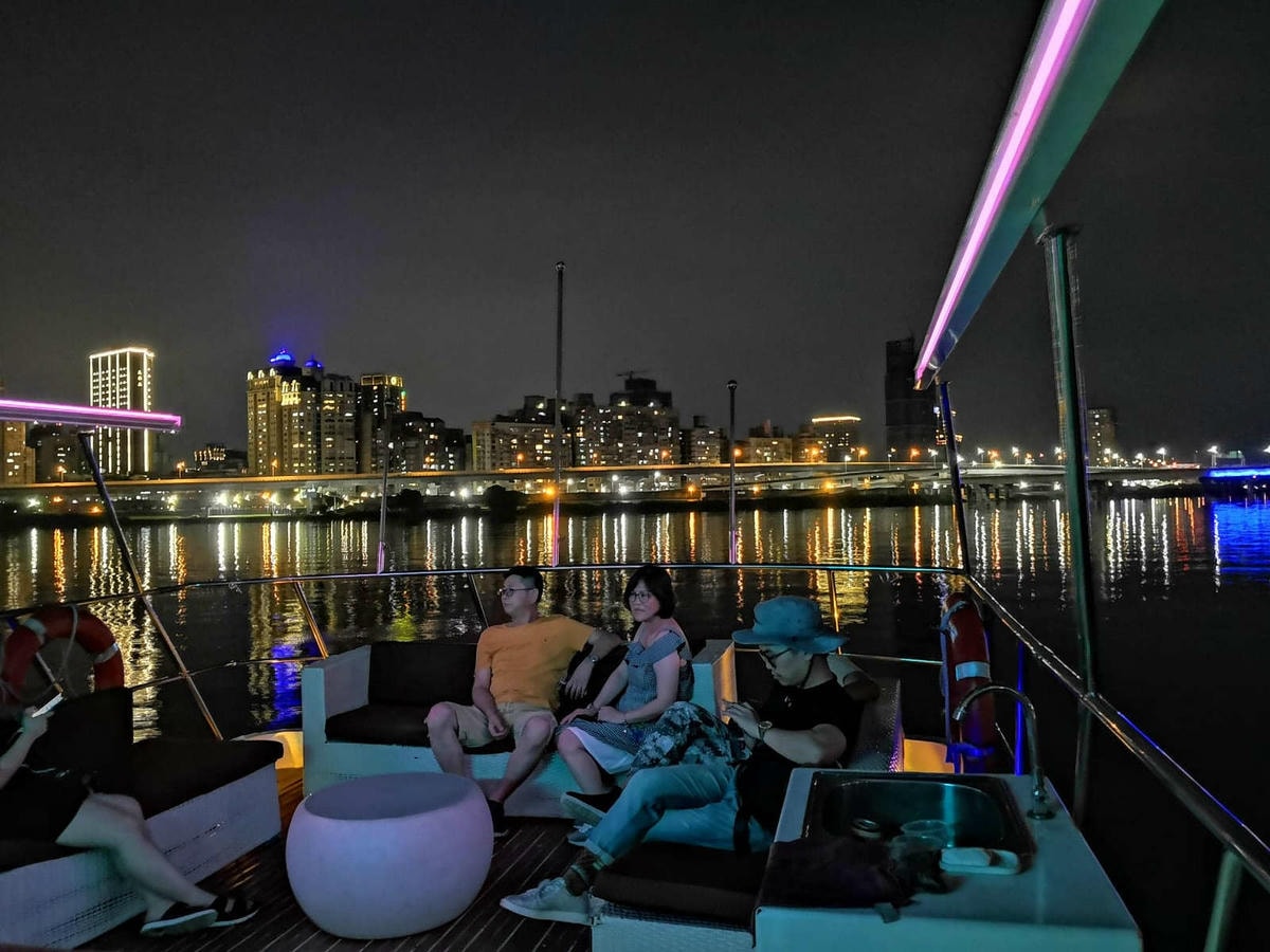 【遊。台北】BOK舶克遊艇派對〜大稻埕柴團遊艇趴,航程享受淡水河沿岸風光看夕陽、欣賞夜景、KTV歡唱,歡樂新體驗!