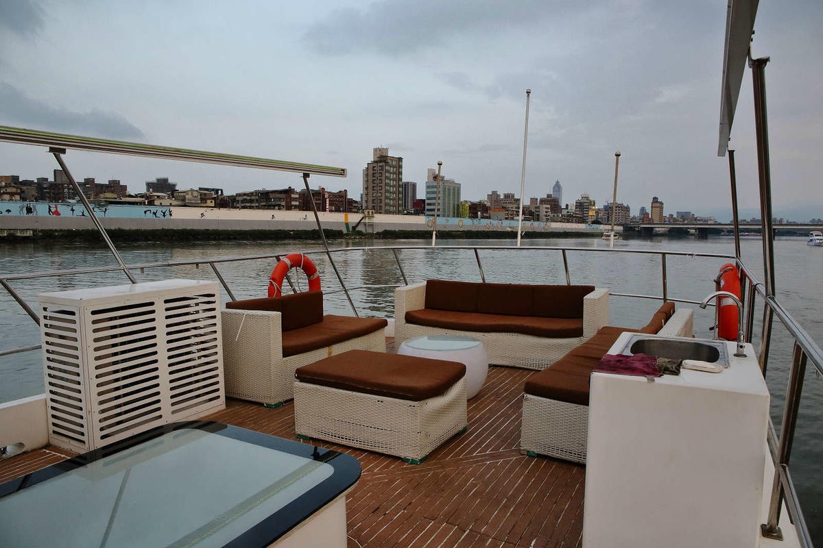 【遊。台北】BOK舶克遊艇派對〜大稻埕柴團遊艇趴,航程享受淡水河沿岸風光看夕陽、欣賞夜景、KTV歡唱,歡樂新體驗!