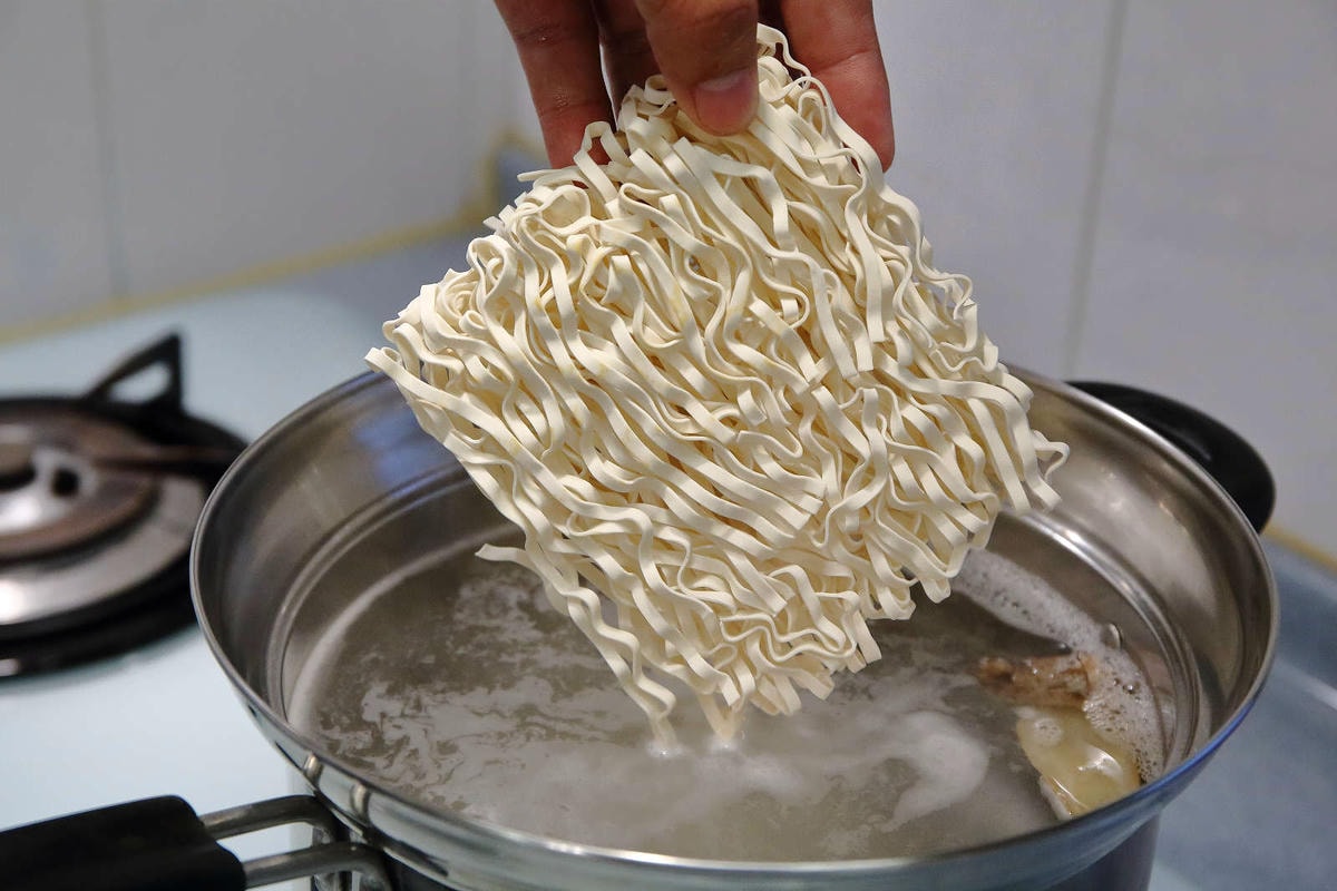 【人氣宅配團購】老媽拌麵-關廟麵專門店〜「老媽拌麵X泰國藍象餐廳」紅綠咖哩新口味上市,6分鐘就能快速上桌的美味,職業婦女們千萬別錯過!