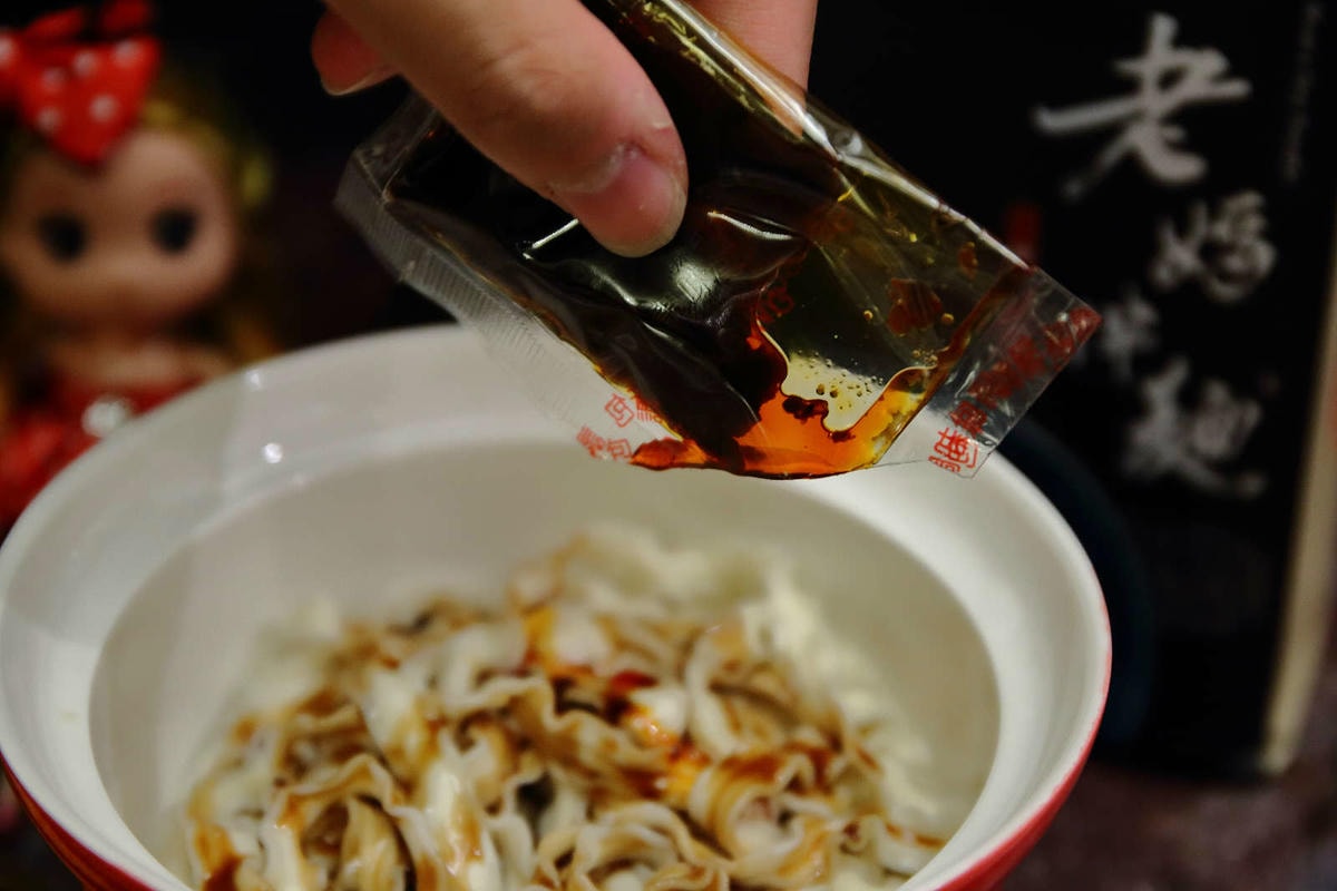 【人氣宅配團購】老媽拌麵-關廟麵專門店〜「老媽拌麵X泰國藍象餐廳」紅綠咖哩新口味上市,6分鐘就能快速上桌的美味,職業婦女們千萬別錯過!