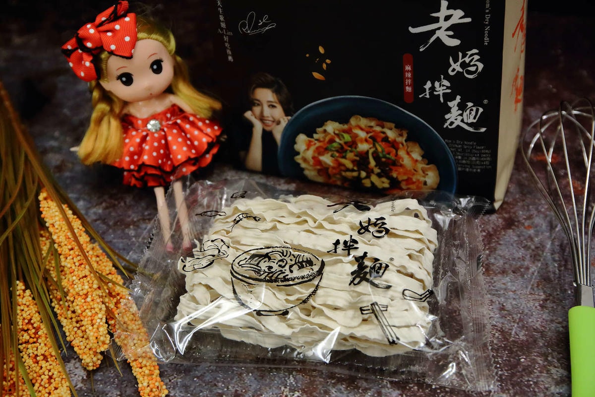 【人氣宅配團購】老媽拌麵-關廟麵專門店〜「老媽拌麵X泰國藍象餐廳」紅綠咖哩新口味上市,6分鐘就能快速上桌的美味,職業婦女們千萬別錯過!