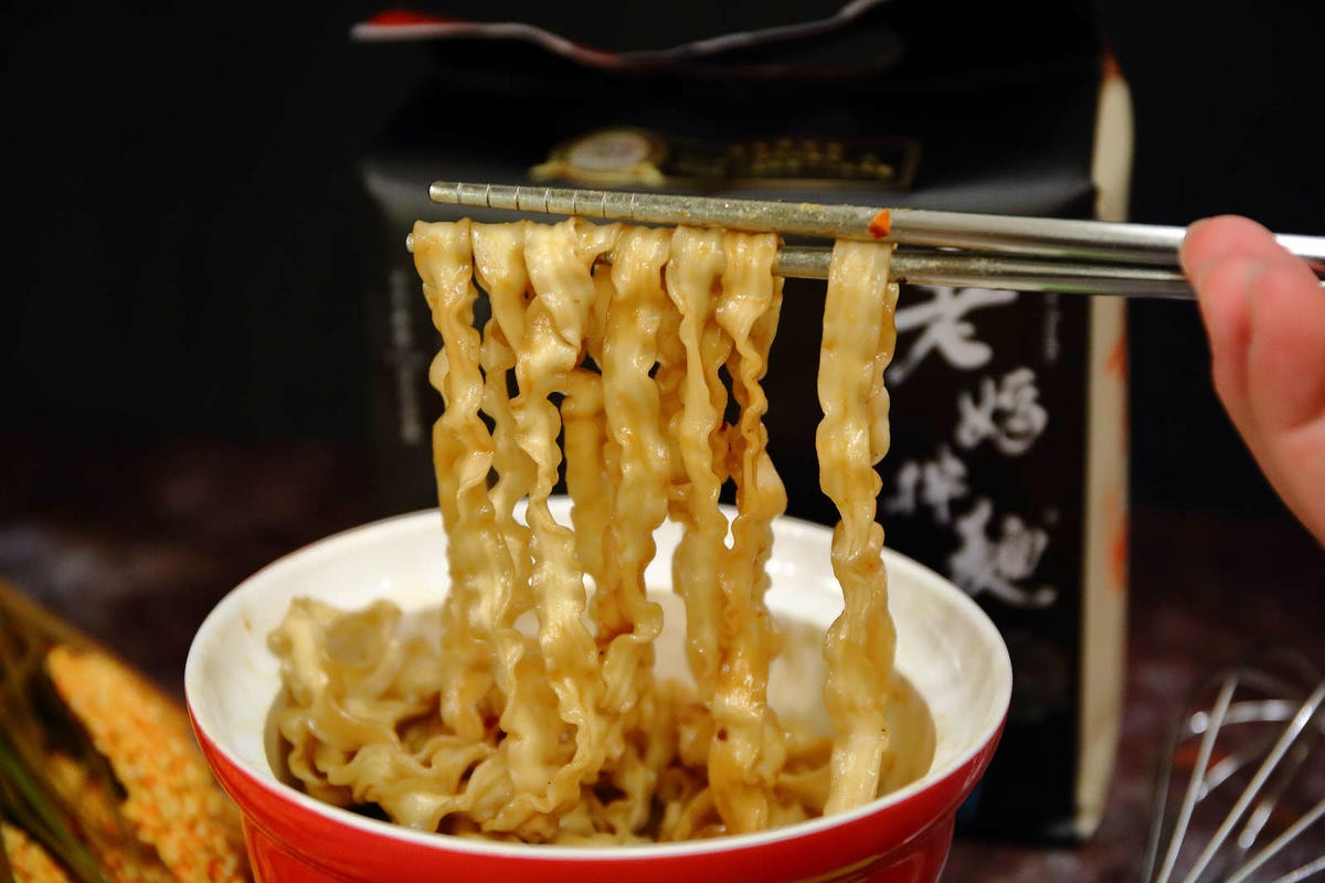 【人氣宅配團購】老媽拌麵-關廟麵專門店〜「老媽拌麵X泰國藍象餐廳」紅綠咖哩新口味上市,6分鐘就能快速上桌的美味,職業婦女們千萬別錯過!