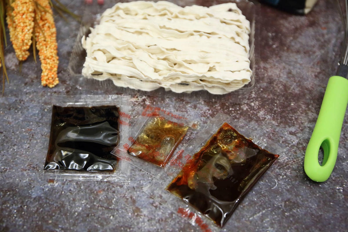 【人氣宅配團購】老媽拌麵-關廟麵專門店〜「老媽拌麵X泰國藍象餐廳」紅綠咖哩新口味上市,6分鐘就能快速上桌的美味,職業婦女們千萬別錯過!