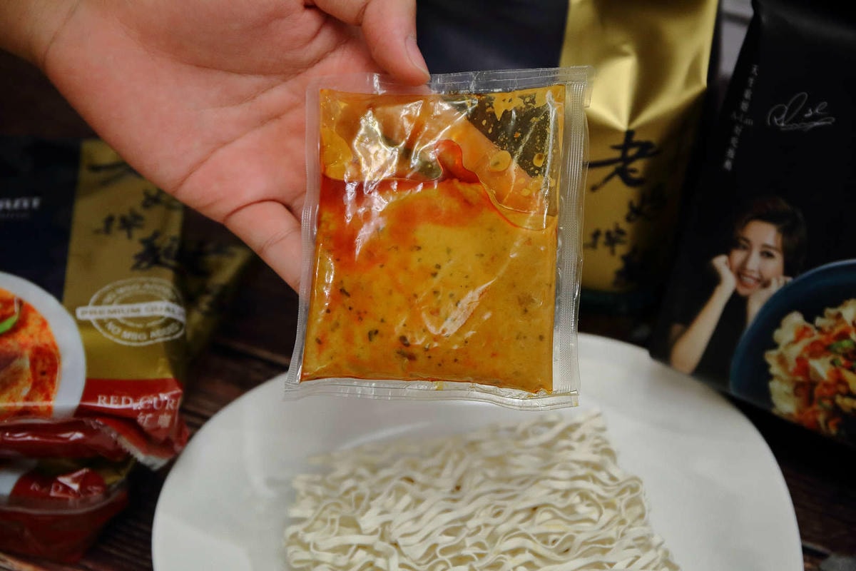 【人氣宅配團購】老媽拌麵-關廟麵專門店〜「老媽拌麵X泰國藍象餐廳」紅綠咖哩新口味上市,6分鐘就能快速上桌的美味,職業婦女們千萬別錯過!