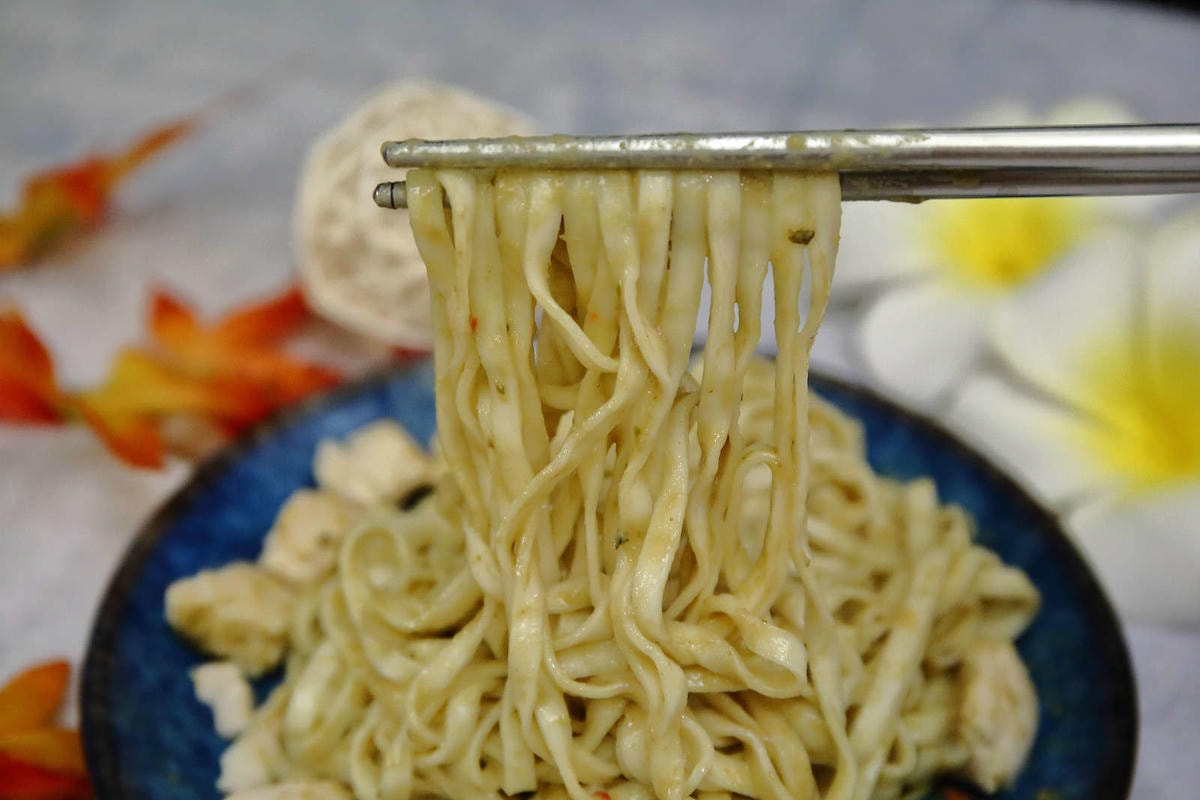 【人氣宅配團購】老媽拌麵-關廟麵專門店〜「老媽拌麵X泰國藍象餐廳」紅綠咖哩新口味上市,6分鐘就能快速上桌的美味,職業婦女們千萬別錯過!