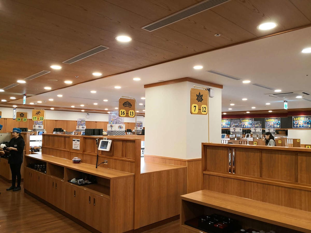 【食。永和】くら寿司 藏壽司 永和比漾店〜來自日本大阪的迴轉壽司插旗永和！壽司種類多到選擇障礙，吃滿五盤抽扭蛋試手氣，好吃又好玩！