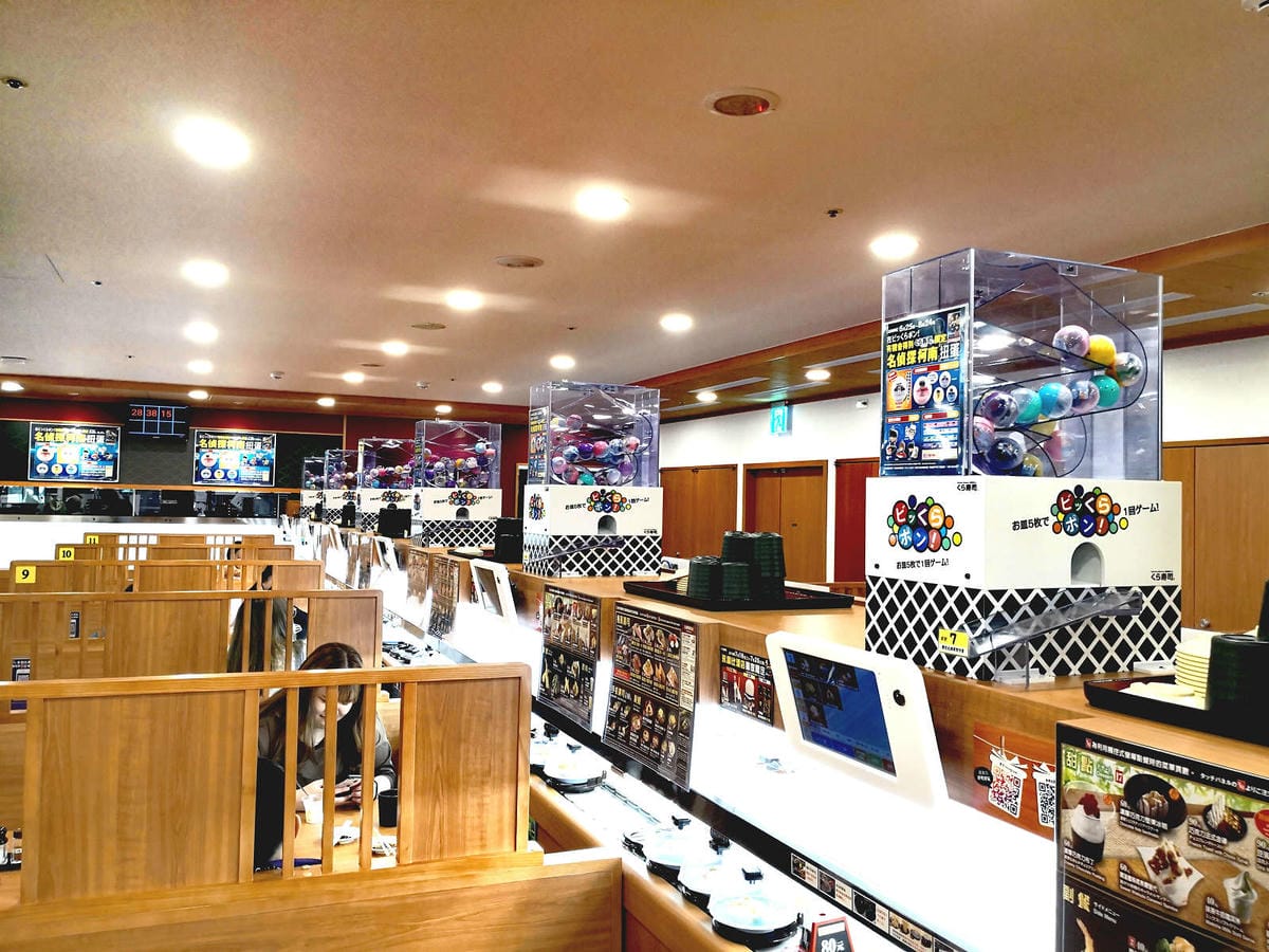 【食。永和】くら寿司 藏壽司 永和比漾店〜來自日本大阪的迴轉壽司插旗永和！壽司種類多到選擇障礙，吃滿五盤抽扭蛋試手氣，好吃又好玩！