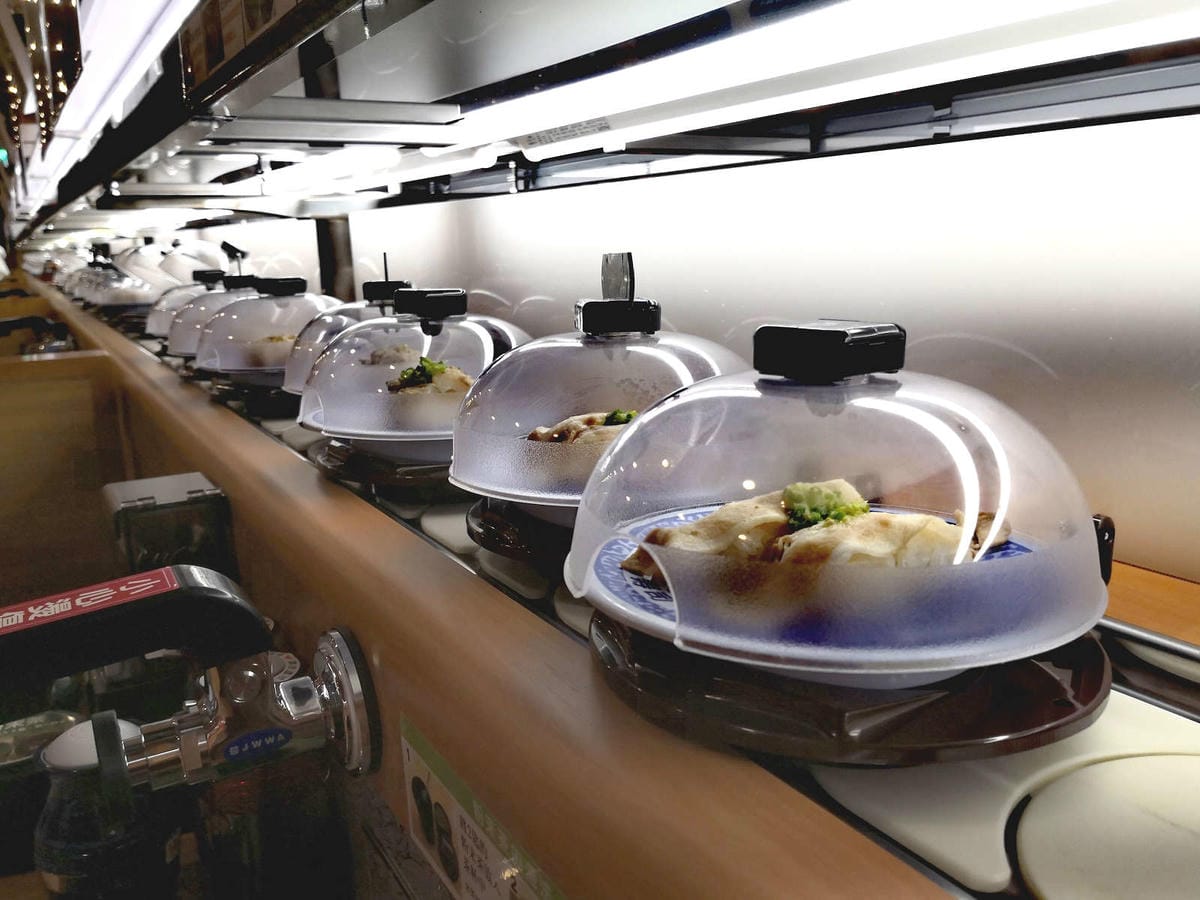 【食。永和】くら寿司 藏壽司 永和比漾店〜來自日本大阪的迴轉壽司插旗永和！壽司種類多到選擇障礙，吃滿五盤抽扭蛋試手氣，好吃又好玩！